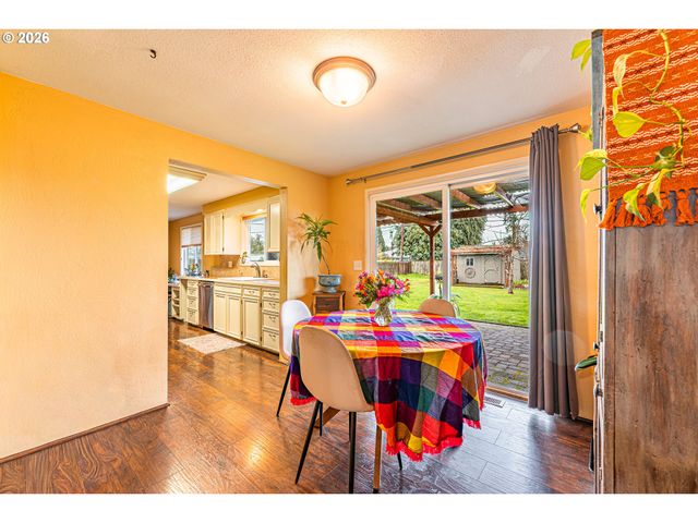 421 WOODLANE Dr, Springfield, OR 97477