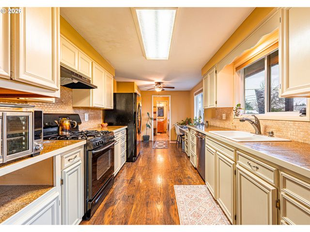 421 WOODLANE Dr, Springfield, OR 97477