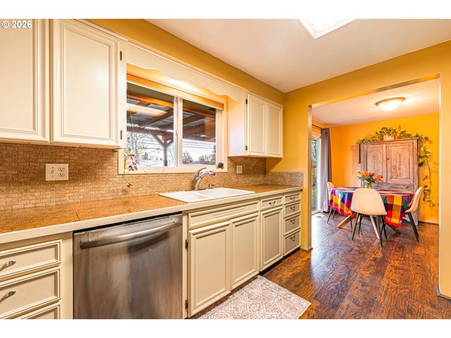 421 WOODLANE Dr, Springfield, OR 97477