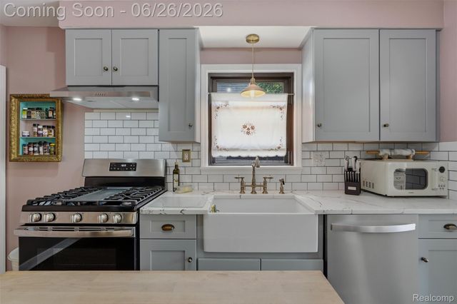 461 Manor Street, Grosse Pointe Farms, MI 48236