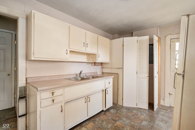 206 E John Street, Alexandria, IN 46001