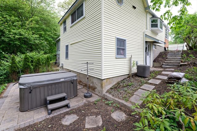 330 Mount Wayte Ave, Framingham, MA 01702