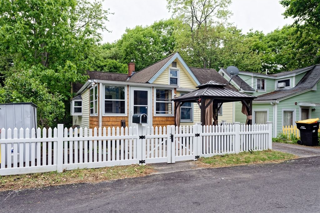 330 Mount Wayte Ave, Framingham, MA 01702