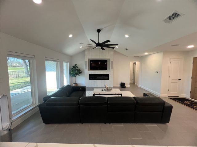 1007 Kingston Drive, Mansfield, TX 76063