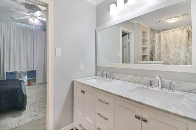 9118 Woodwind Lakes Drive, Houston, TX 77040