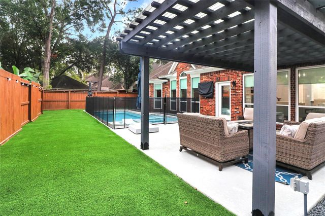 9118 Woodwind Lakes Drive, Houston, TX 77040