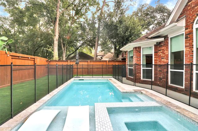 9118 Woodwind Lakes Drive, Houston, TX 77040