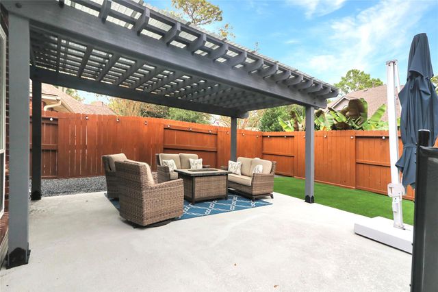 9118 Woodwind Lakes Drive, Houston, TX 77040