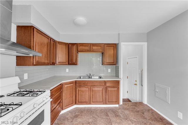 16605 Glenpark Avenue, Cleveland, OH 44128
