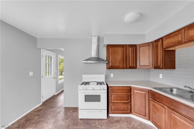 16605 Glenpark Avenue, Cleveland, OH 44128