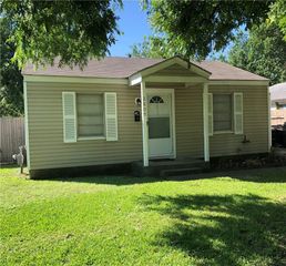 2809 S Hills Avenue, Fort Worth, TX 76109