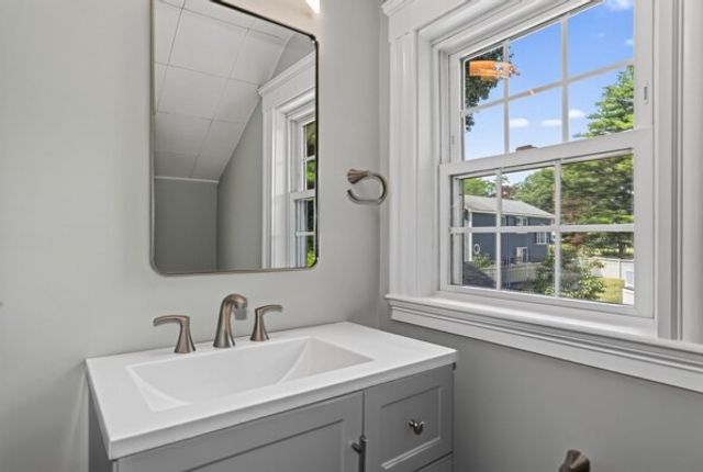 9 Harriett Ave, Burlington, MA 01803