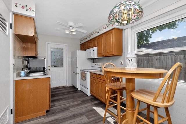 1618 E College AVENUE, Appleton, WI 54915