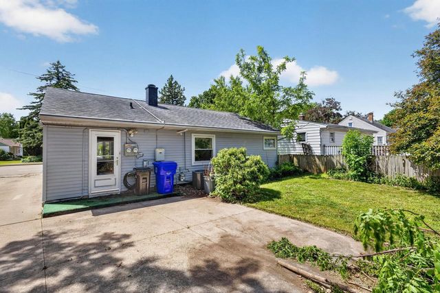 1618 E College AVENUE, Appleton, WI 54915