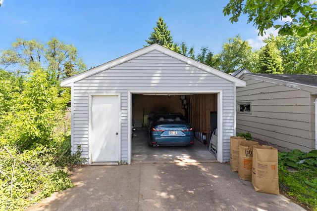 1618 E College AVENUE, Appleton, WI 54915