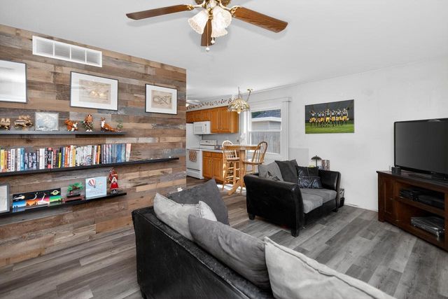 1618 E College AVENUE, Appleton, WI 54915