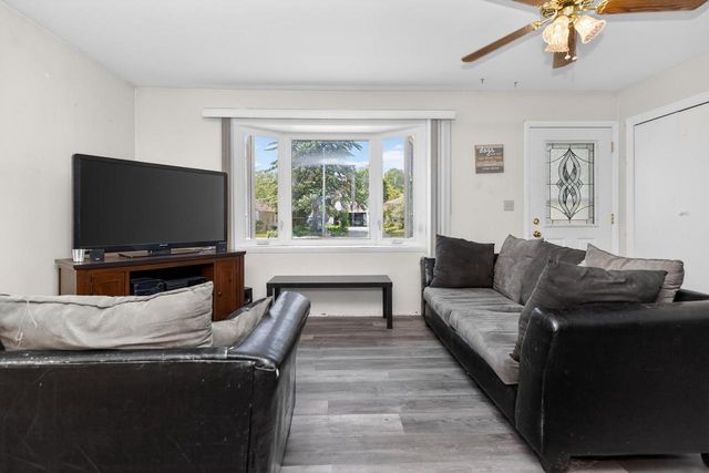 1618 E College AVENUE, Appleton, WI 54915