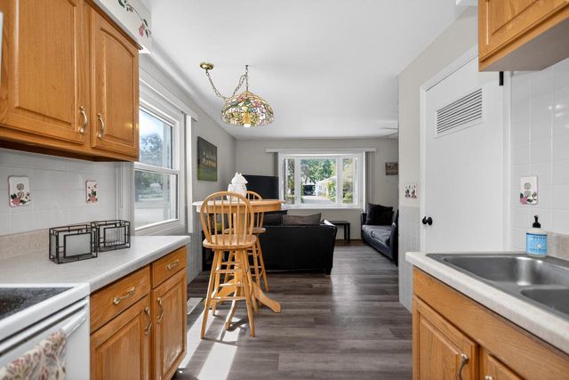 1618 E College AVENUE, Appleton, WI 54915