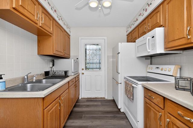 1618 E College AVENUE, Appleton, WI 54915