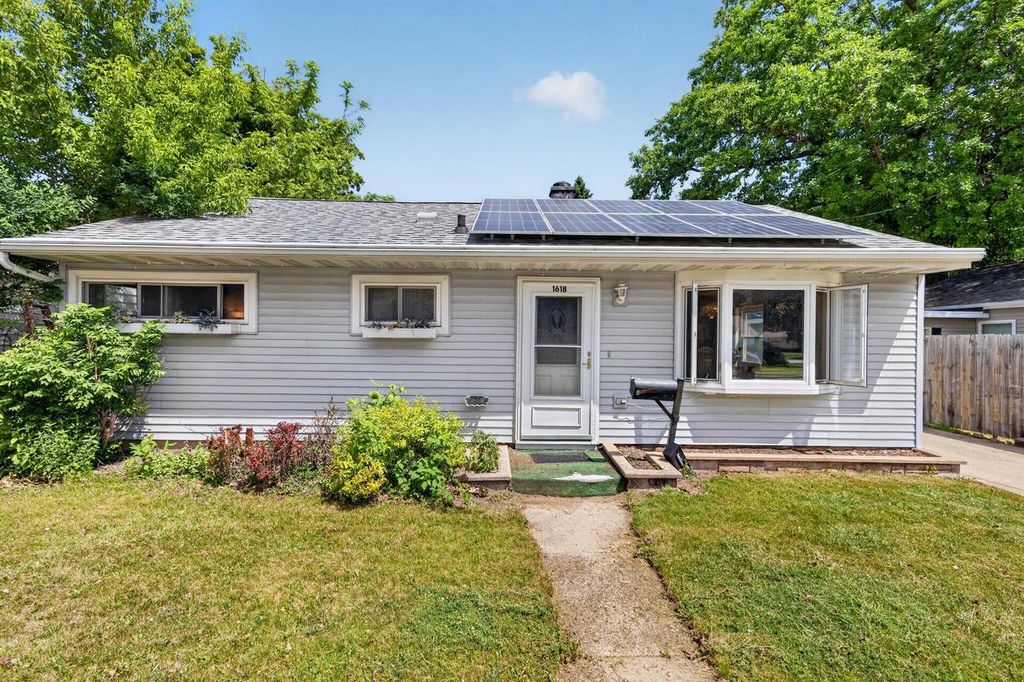 1618 E College AVENUE, Appleton, WI 54915