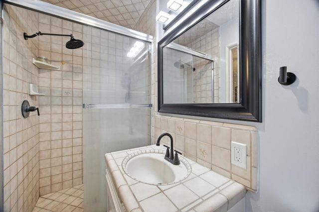 741 W Holland, Clovis, CA 93612