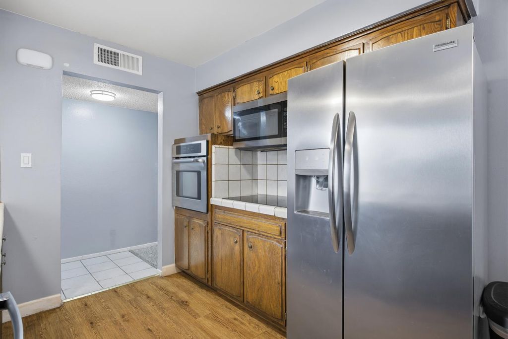 Image 12 of property listing at 741 W Holland, Clovis, CA 93612