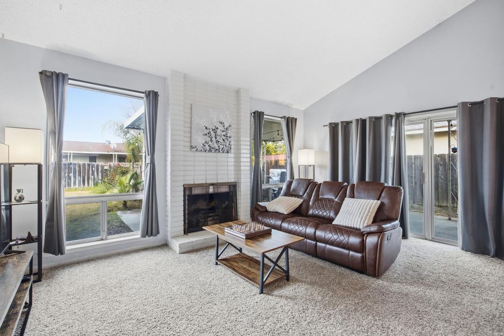 Image 16 of property listing at 741 W Holland, Clovis, CA 93612