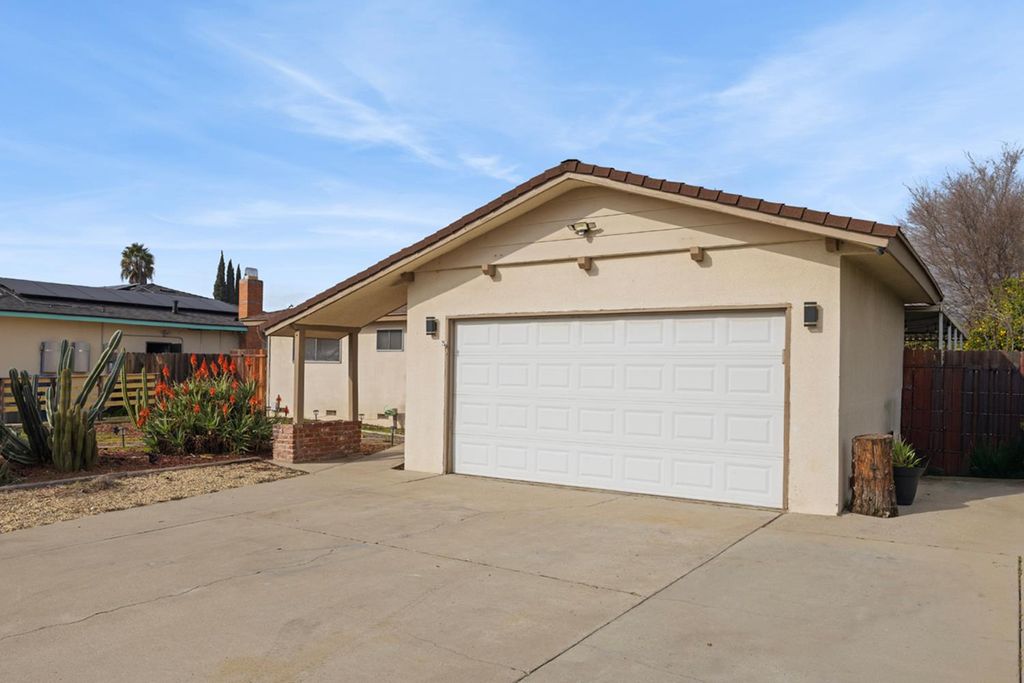 Image 2 of property listing at 741 W Holland, Clovis, CA 93612