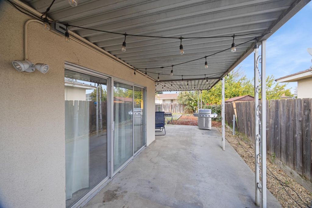 Image 27 of property listing at 741 W Holland, Clovis, CA 93612