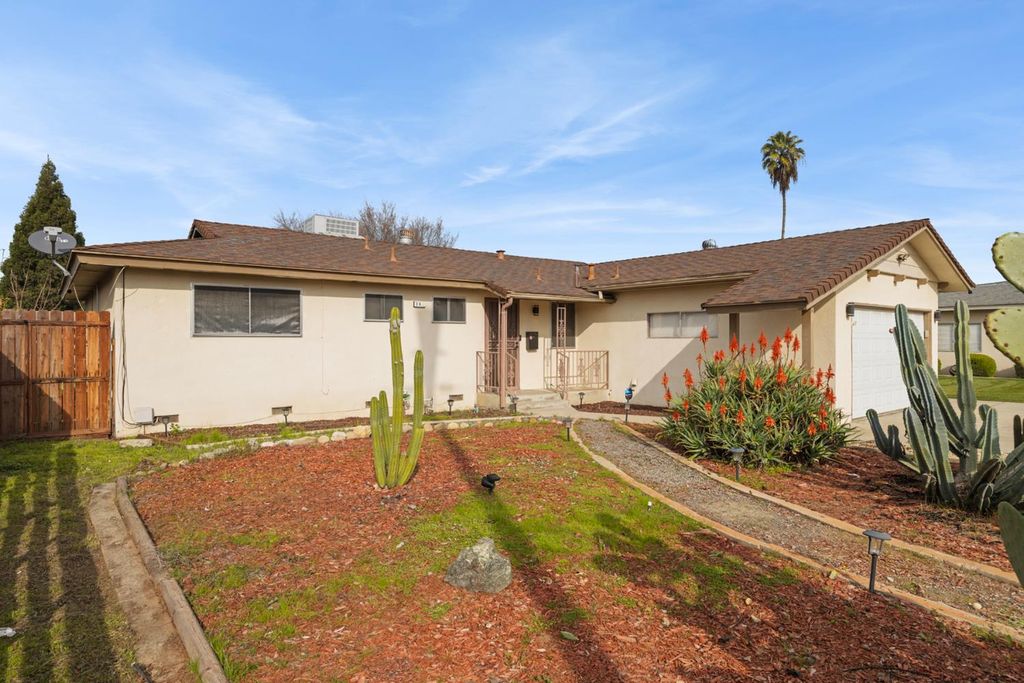 Image 3 of property listing at 741 W Holland, Clovis, CA 93612