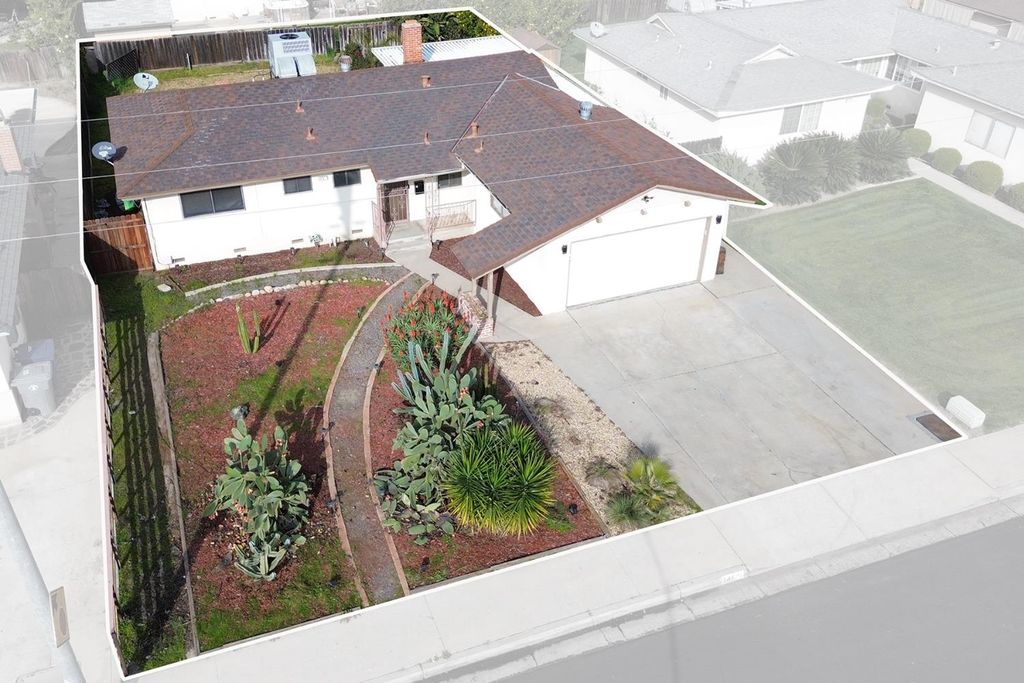 Image 34 of property listing at 741 W Holland, Clovis, CA 93612