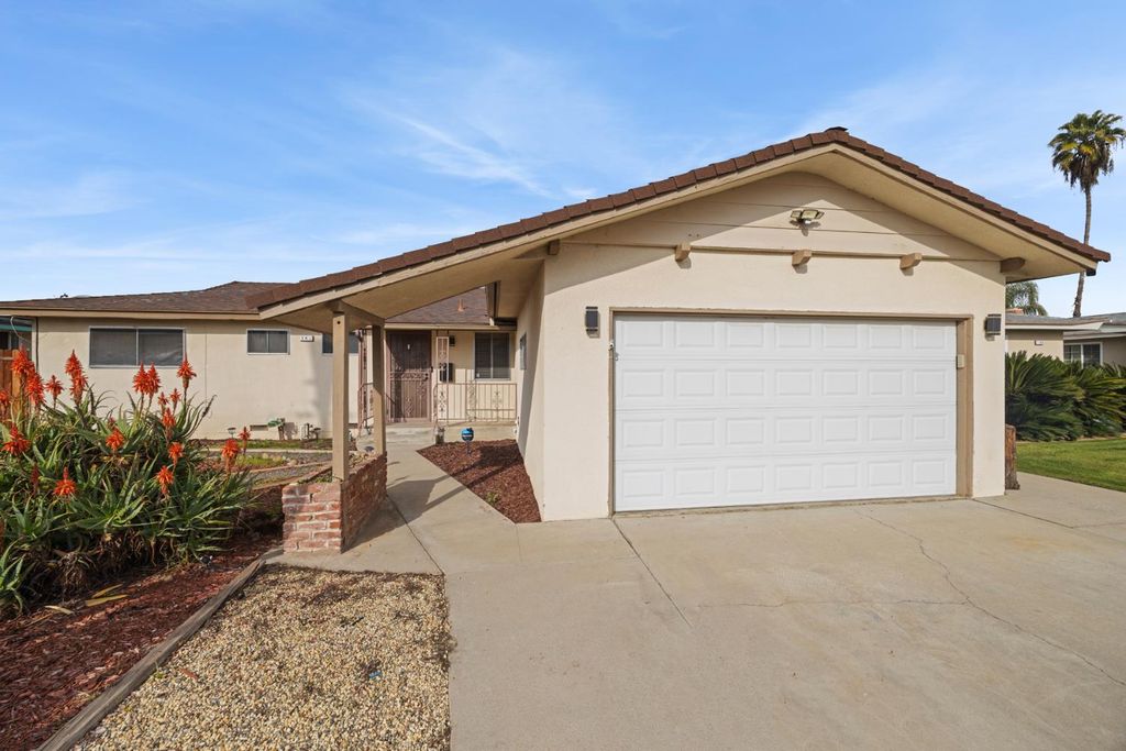 Image 6 of property listing at 741 W Holland, Clovis, CA 93612