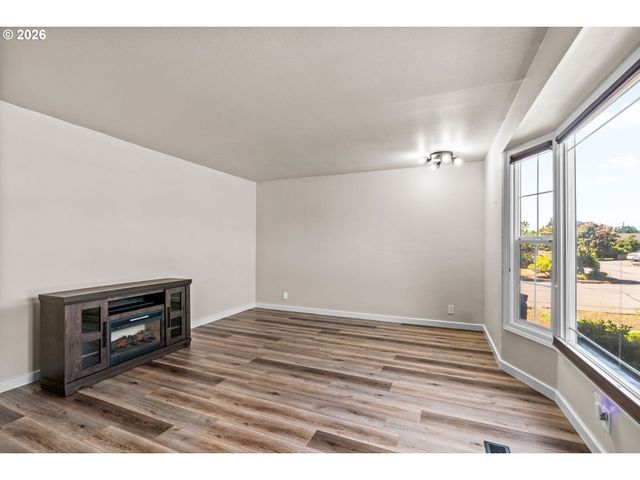 3835 WINSLOW Ave, Springfield, OR 97477