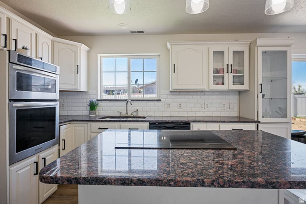 Image 8 of property listing at 795 N 2770 W, Provo, UT 84601