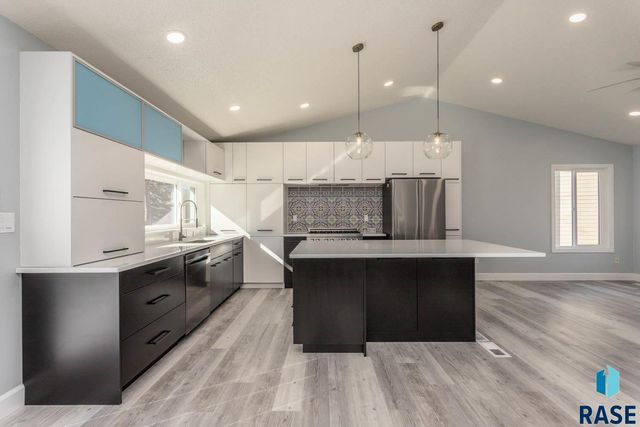 3717 S Jesse James Ct Court, Sioux Falls, SD 57103