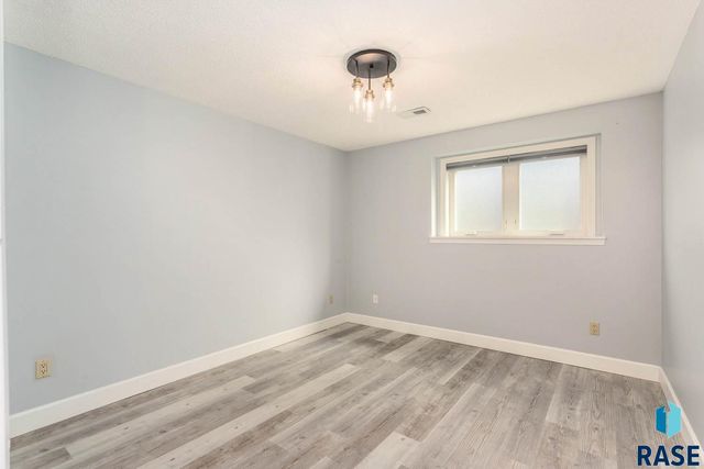 3717 S Jesse James Ct Court, Sioux Falls, SD 57103