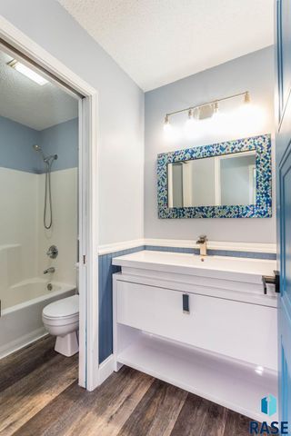 3717 S Jesse James Ct Court, Sioux Falls, SD 57103