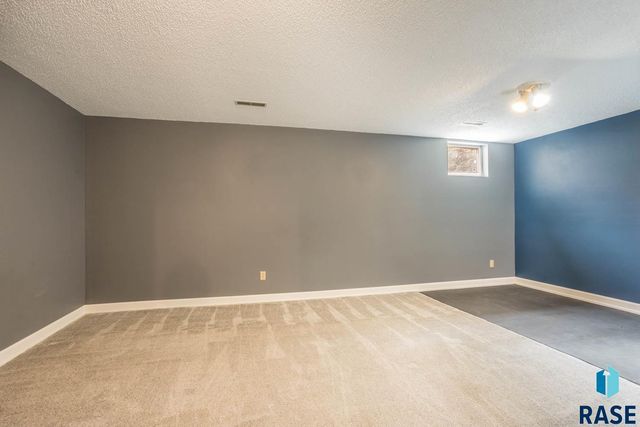 3717 S Jesse James Ct Court, Sioux Falls, SD 57103