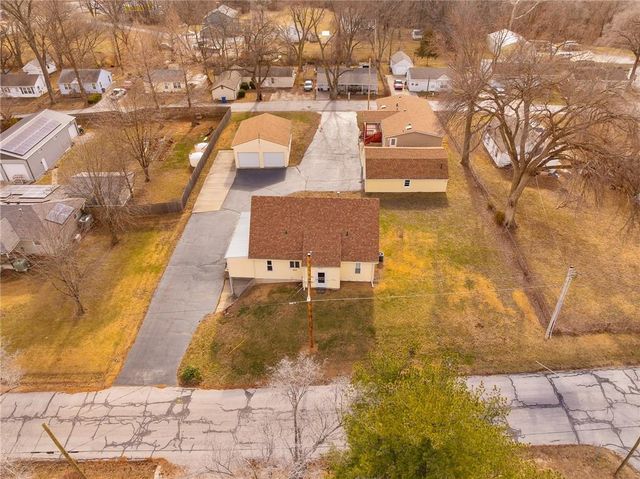 8215 NE Schell Road, Pleasant Valley, MO 64068