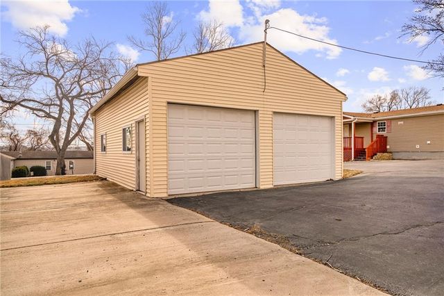 8215 NE Schell Road, Pleasant Valley, MO 64068