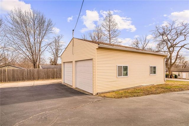 8215 NE Schell Road, Pleasant Valley, MO 64068