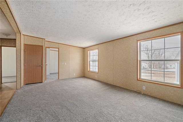 8215 NE Schell Road, Pleasant Valley, MO 64068