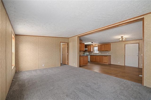 8215 NE Schell Road, Pleasant Valley, MO 64068