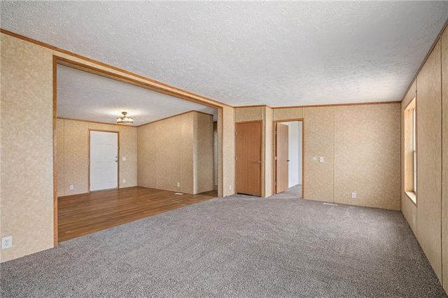 8215 NE Schell Road, Pleasant Valley, MO 64068