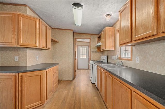 8215 NE Schell Road, Pleasant Valley, MO 64068