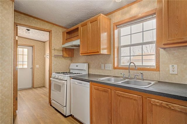 8215 NE Schell Road, Pleasant Valley, MO 64068