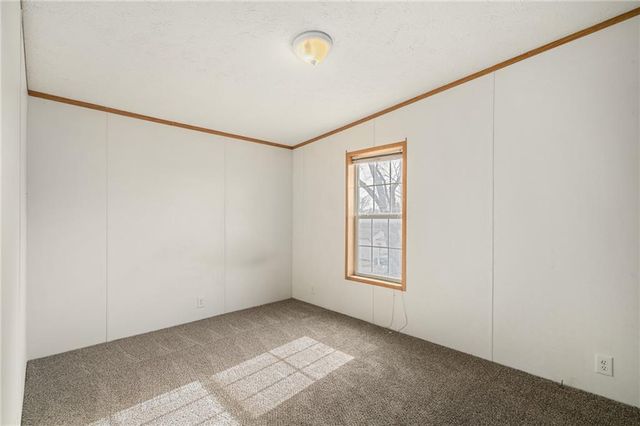 8215 NE Schell Road, Pleasant Valley, MO 64068