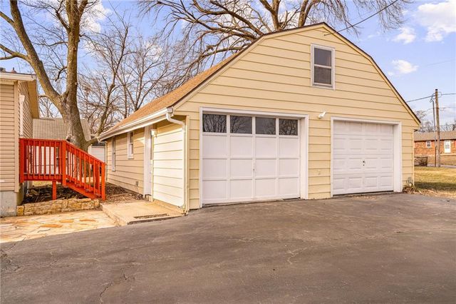 8215 NE Schell Road, Pleasant Valley, MO 64068