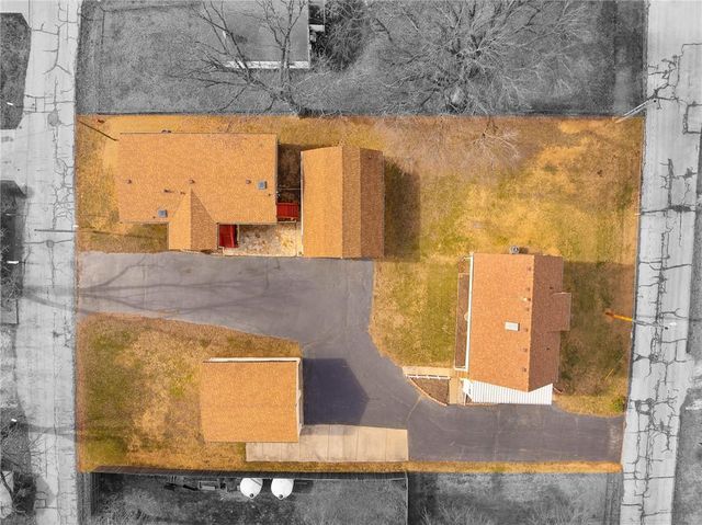 8215 NE Schell Road, Pleasant Valley, MO 64068