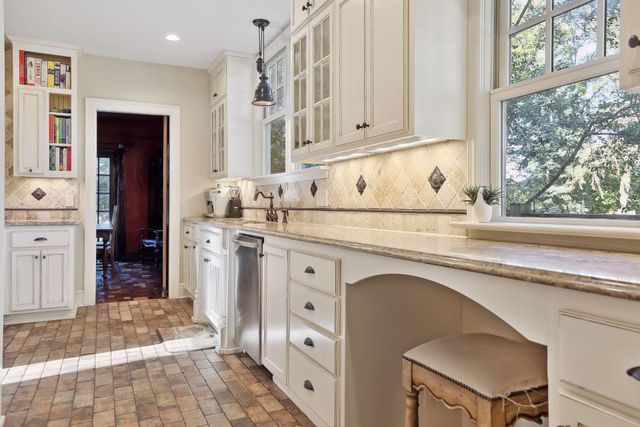 1005 Cedar Lake Road S, Minneapolis, MN 55405